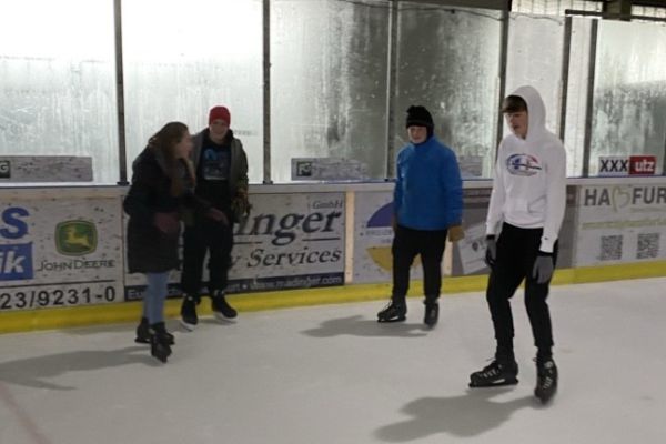 eislaufen1421BFD7C-DD7E-E179-E77B-35FE66236E89.jpg